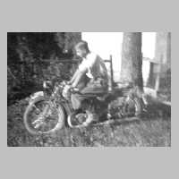 078-0051 Guenther auf dem Motorrad. Wenn das Tante Mieze gesehen haette.jpg